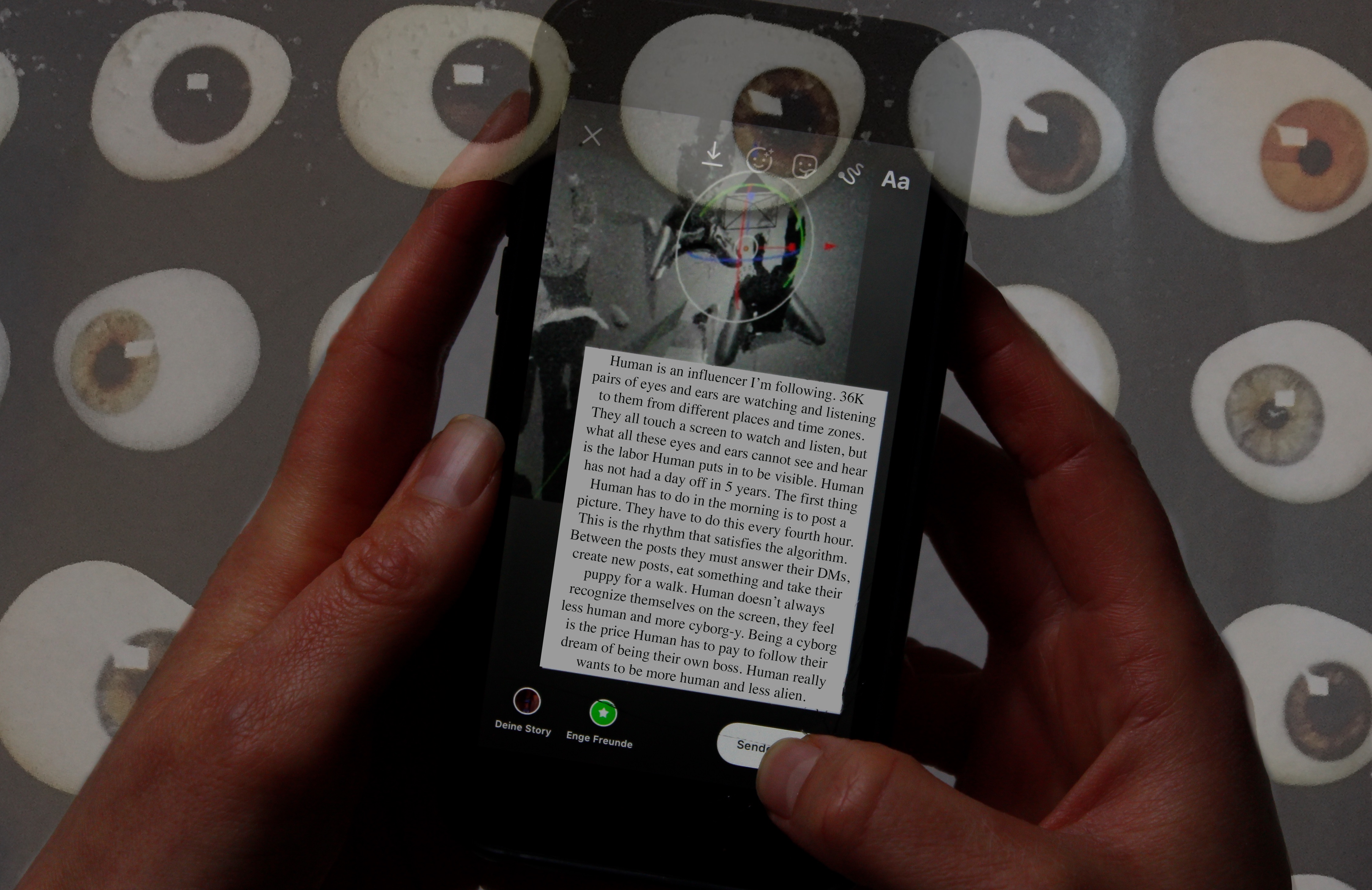 Digitale Collage eines Smartphone überlagert mit Augen